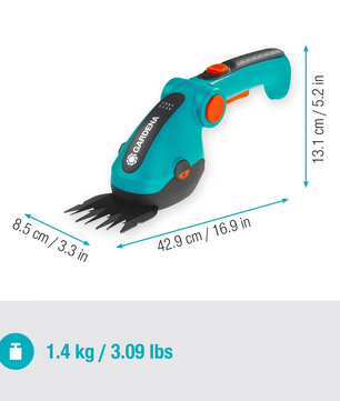 Die blaue Gardena ComfortCut Li Akku-Gras- und Strauchschere von GARDENA ist ideal für die Rasenkantenpflege, mit beschrifteten Maßen und einem Gewicht von 1,4 kg (3.09 lbs) ausgewiesen.