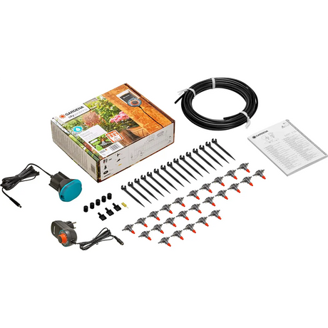 Die GARDENA 1407-20 Blumenkastenbewässerung in schwarz enthält Schläuche, Tropfer, Pfähle, Anschlüsse, Netzadapter und Anleitung - perfekt für die automatische Bewässerung. Vollständig kompatibel mit GARDENA Systemen für eine einfache Pflanzenpflege.