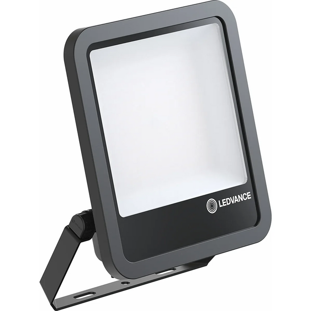 Der Ledvance FL150P100W15KLM840.b LED-Fluter in Schwarz verfügt über ein rechteckiges Design, einen Montagebügel und zeigt das Ledvance-Logo auf der Vorderseite - ideal für vielseitige Beleuchtungsanwendungen.