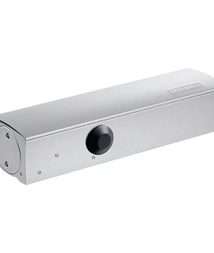 Silberner automatischer Türschließer mit schwarzem, rundem Knauf, montiert für ein zuverlässiges Schließen der Tür; dieses Modell, der GEZE TS 3000 Türschließer – silber von GEZE, bietet eine zuverlässige und effiziente Funktion, ähnlich wie andere führende Obentürschließer.