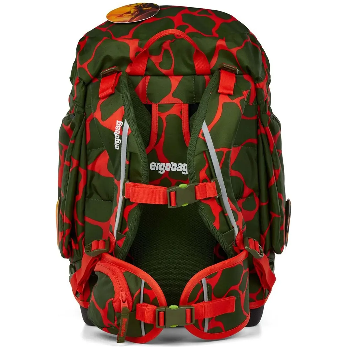 Vorderansicht des ergobag Pack Set (2025) FeuerspeiBär, ein grün-rot gemusterter ergonomischer Schulrucksack von ergobag, konzipiert für die Grundschule mit mehreren Trägern und Taschen.