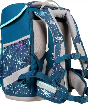 Das School-Mood Champion Schulranzen-Set 7-teilig "Lina" besteht aus einem blauen Rucksack mit Pusteblumen-Print, gepolsterten Trägern, ergonomischem Rückenpolster und einer Seitentasche. Ideal für Mädchen und passend zu lila Katzen und Hunde Accessoires.