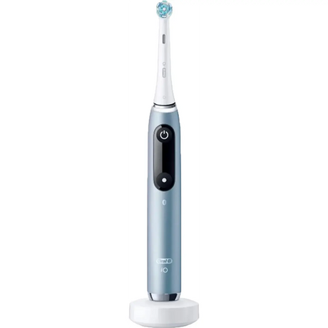 Eine blaue elektrische Zahnbürste der Oral-B iO Series 9 Luxe Edition von Oral-B steht aufrecht auf einer weißen Ladestation vor einem schlichten Hintergrund und verfügt über eine intelligente Andruckkontrolle für optimale Putzleistung.
