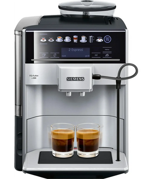Der Siemens EQ.6 plus s300 TE653501DE Kaffeevollautomat in elegantem Silber bereitet gerade zwei Tassen Kaffee zu, während sein intuitives Digitaldisplay eine Vielzahl von Getränkeoptionen anzeigt, die durch die praktische oneTouch-Funktion ermöglicht werden.