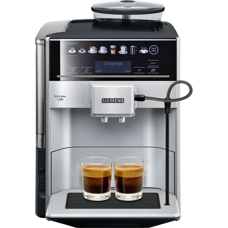 Der Siemens EQ.6 plus s300 TE653501DE Kaffeevollautomat in elegantem Silber bereitet gerade zwei Tassen Kaffee zu, während sein intuitives Digitaldisplay eine Vielzahl von Getränkeoptionen anzeigt, die durch die praktische oneTouch-Funktion ermöglicht werden.