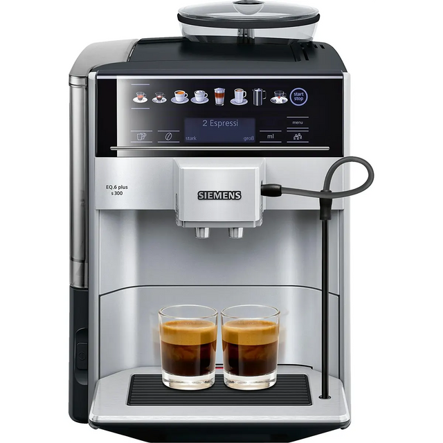 Der Siemens EQ.6 plus s300 TE653501DE Kaffeevollautomat in elegantem Silber bereitet gerade zwei Tassen Kaffee zu, während sein intuitives Digitaldisplay eine Vielzahl von Getränkeoptionen anzeigt, die durch die praktische oneTouch-Funktion ermöglicht werden.