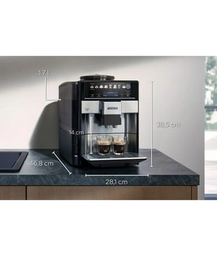 Der Siemens EQ.6 plus s300 TE653501DE Kaffeevollautomat in elegantem Silber ist auf einer Arbeitsplatte ausgestellt, wobei seine Abmessungen und sein Wasservolumen deutlich angegeben sind; unter den Ausläufen stehen zwei Tassen, um die praktische oneTouch-Funktion zu demonstrieren.