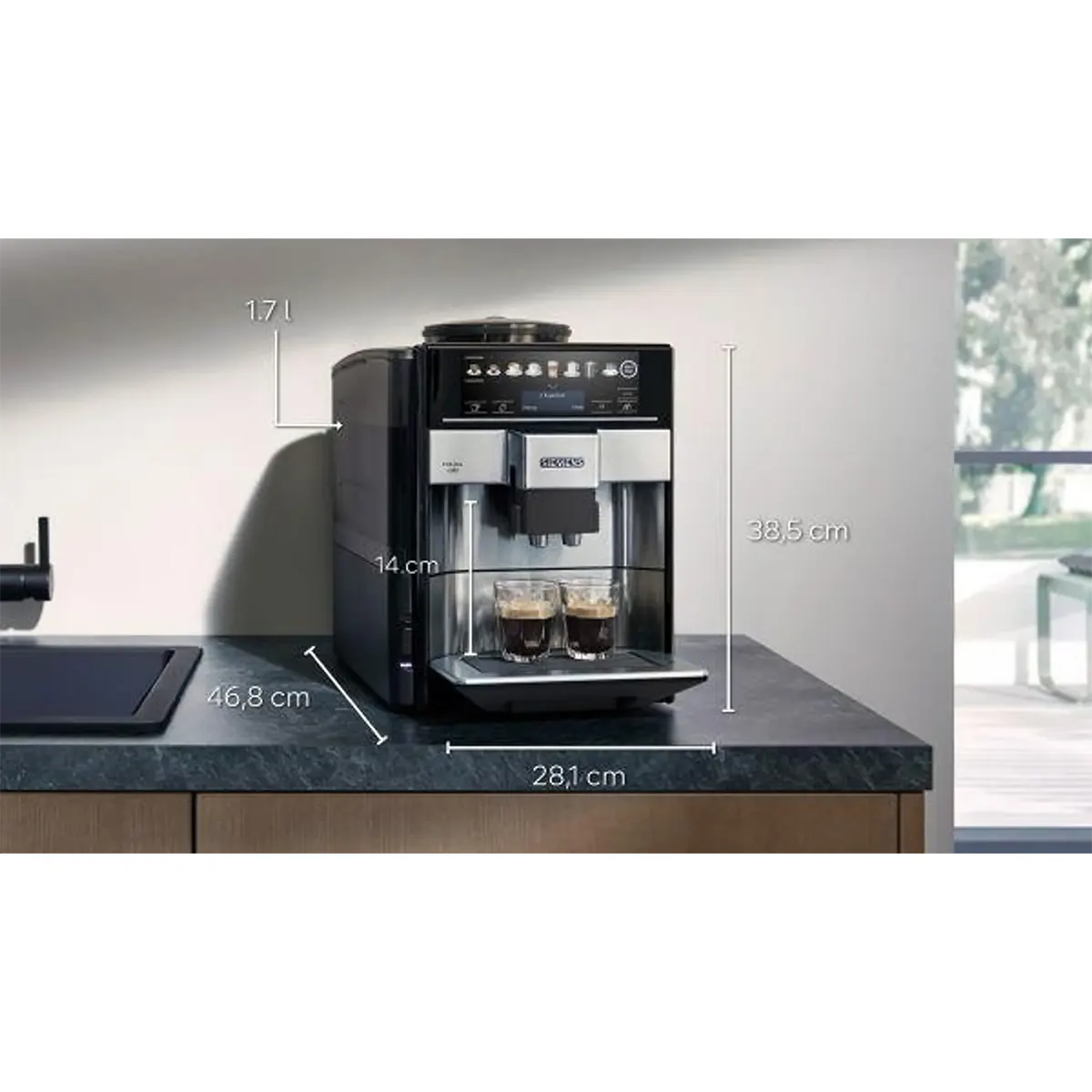 Der Siemens EQ.6 plus s300 TE653501DE Kaffeevollautomat in elegantem Silber ist auf einer Arbeitsplatte ausgestellt, wobei seine Abmessungen und sein Wasservolumen deutlich angegeben sind; unter den Ausläufen stehen zwei Tassen, um die praktische oneTouch-Funktion zu demonstrieren.