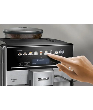 Wählen Sie Ihren Kaffee am Siemens EQ.6 plus s300 TE653501DE Kaffeevollautomaten in Silber von Siemens aus – mithilfe des intuitiven Touchscreen-Displays mit verschiedenen Getränkesymbolen und der praktischen oneTouch-Funktion für eine mühelose Zubereitung.