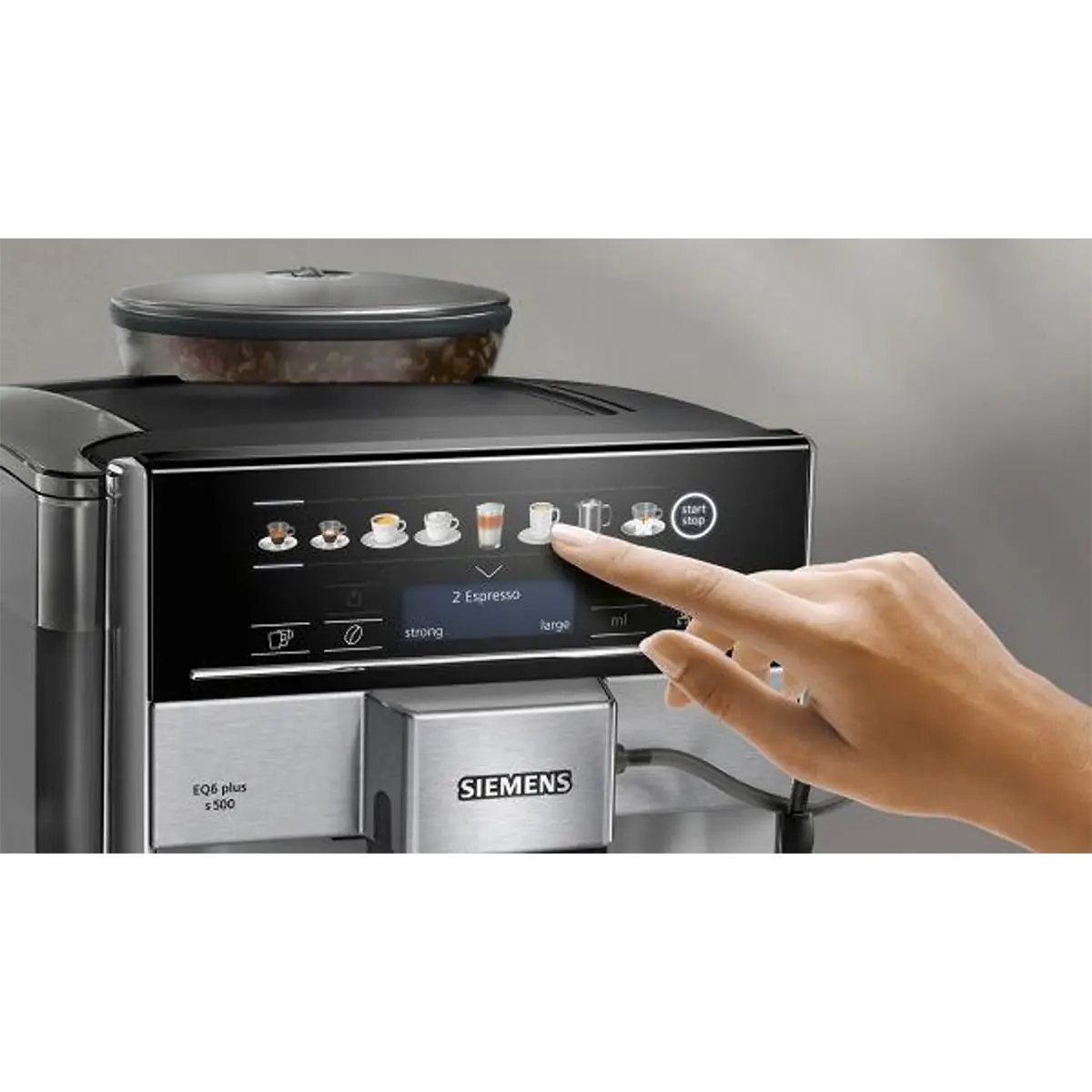 Wählen Sie Ihren Kaffee am Siemens EQ.6 plus s300 TE653501DE Kaffeevollautomaten in Silber von Siemens aus – mithilfe des intuitiven Touchscreen-Displays mit verschiedenen Getränkesymbolen und der praktischen oneTouch-Funktion für eine mühelose Zubereitung.