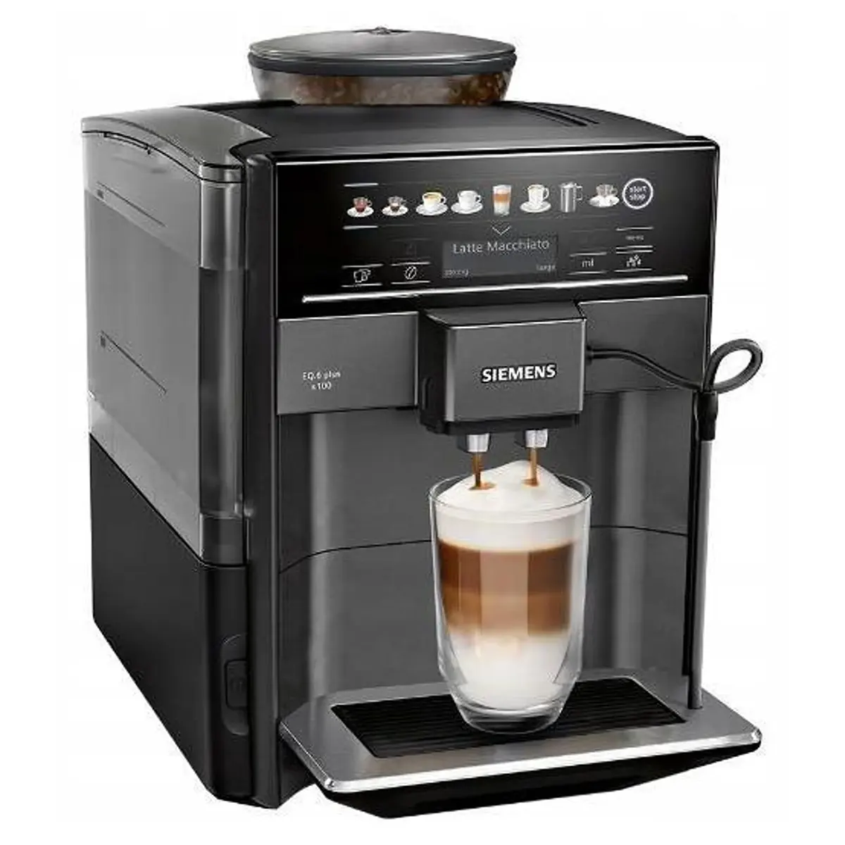 Der Siemens EQ.6 Plus TE651319RW Kaffeevollautomat in Schwarz brüht gekonnt einen wunderschön geschichteten Latte Macchiato in ein klares Glas auf der Tropfschale, während sein hochwertiges Keramikmahlwerk von Siemens für perfekt gemahlenen Kaffee in jeder Tasse sorgt.