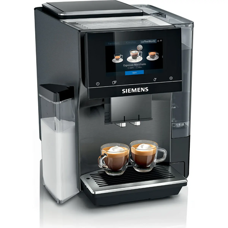 Der Siemens EQ700 Integral TQ717DF5 Kaffeevollautomat in Grau von Siemens brüht zwei Espresso Macchiatos, verfügt über einen auf der linken Seite angebrachten Milchbehälter und lässt sich nahtlos über die Home Connect App steuern.
