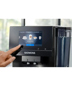 Eine Hand wählt auf dem Touchscreen des grauen Siemens EQ700 integral TQ717DF5 Kaffeevollautomaten die Option „Latte Macchiato“ aus und steuert den Vorgang ganz einfach über die Home Connect App.