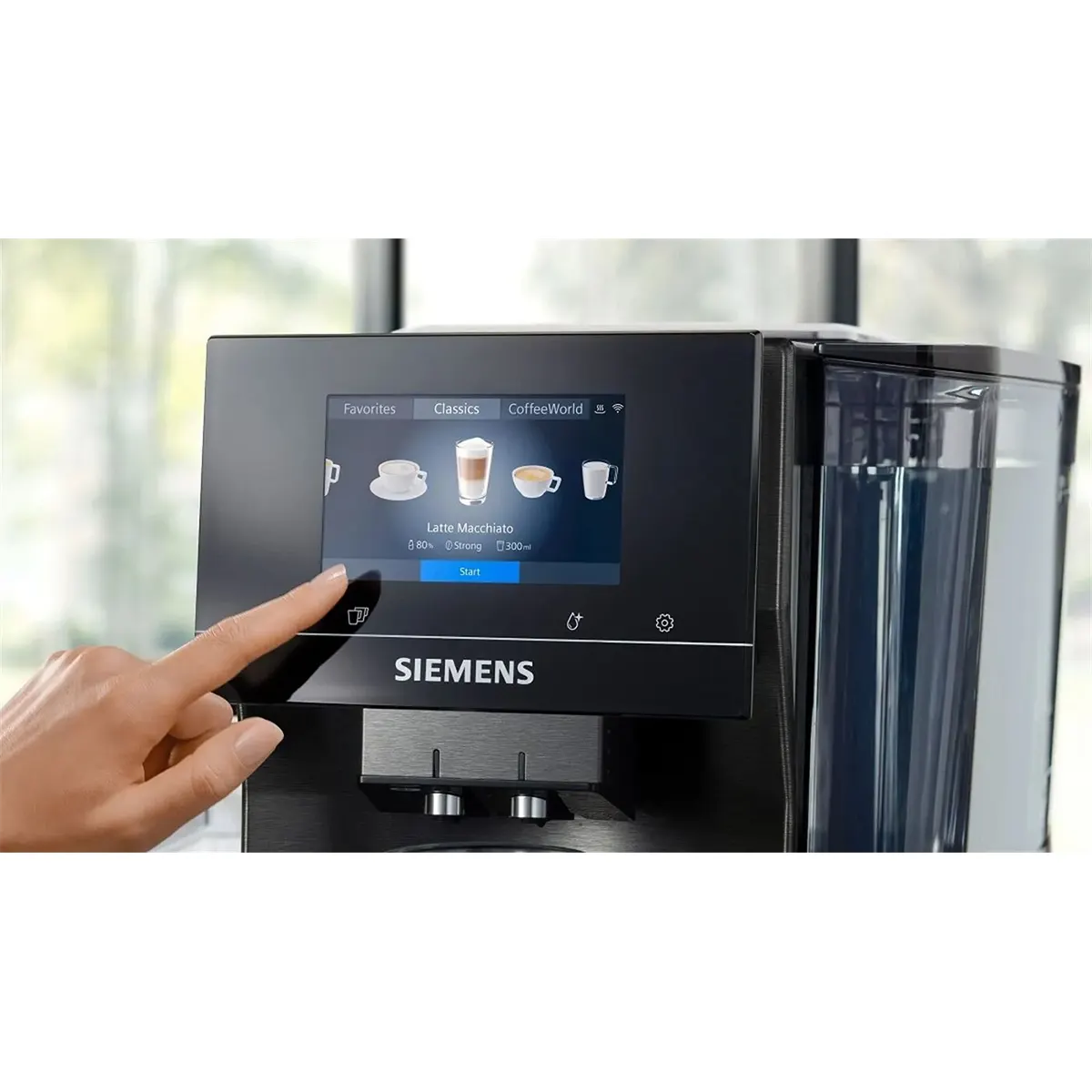 Eine Hand wählt auf dem Touchscreen des grauen Siemens EQ700 integral TQ717DF5 Kaffeevollautomaten die Option „Latte Macchiato“ aus und steuert den Vorgang ganz einfach über die Home Connect App.