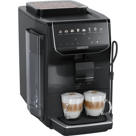 Der schwarze Siemens EQ500 iAroma Kaffeevollautomat bereitet zwei Latte in Glastassen zu, wobei die Kaffeebohnen oben sichtbar sind, und verfügt über das innovative iAroma-System für perfekten Kaffeegenuss.