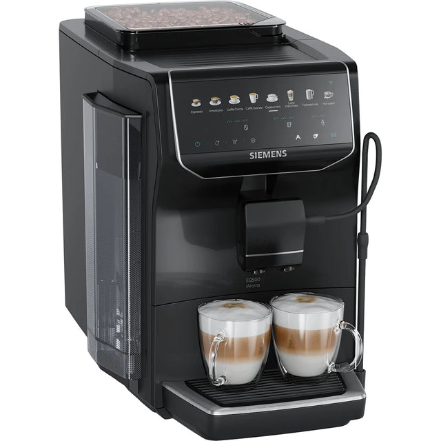 Der schwarze Siemens EQ500 iAroma Kaffeevollautomat bereitet zwei Latte in Glastassen zu, wobei die Kaffeebohnen oben sichtbar sind, und verfügt über das innovative iAroma-System für perfekten Kaffeegenuss.