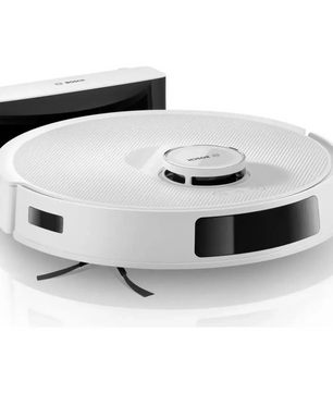 Der Bosch BCRC2W Saug- und Wischroboter in Weiß, ein rund geformter Roboter von Bosch mit intelligenter Navigation, wird mit seiner hinter ihm platzierten Ladestation abgebildet.