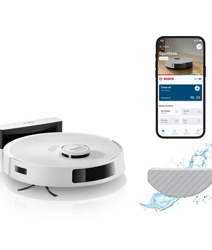 Der Bosch BCRC2W Saug- und Wischroboter – weiß, abgebildet mit Ladestation, Nasswischpad und einem Smartphone mit der Bosch-Reinigungs-App, bietet intelligente Navigation für eine effiziente und gründliche Reinigung.