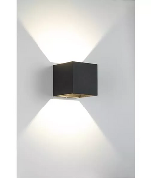 Die Brumberg 60025183 LED-Wandleuchte in Schwarz wirft ihr Licht nach oben und unten und sorgt so für effektvolle geometrische Wandeffekte - moderne Beleuchtung von Brumberg.