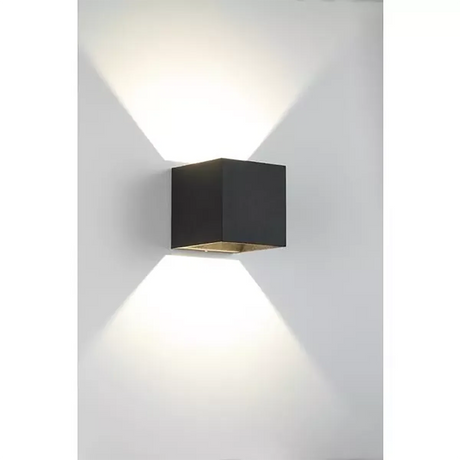 Die Brumberg 60025183 LED-Wandleuchte in Schwarz wirft ihr Licht nach oben und unten und sorgt so für effektvolle geometrische Wandeffekte - moderne Beleuchtung von Brumberg.