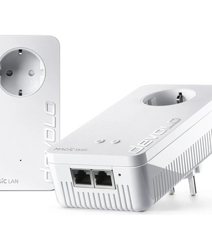 Zwei devolo Magic 2 WiFi next Powerline-Adapter in Weiß mit Ethernet-Anschlüssen und integrierten Steckdosen sorgen für eine zuverlässige Mesh-WLAN-Abdeckung im ganzen Haus mit moderner Powerline-Technologie.