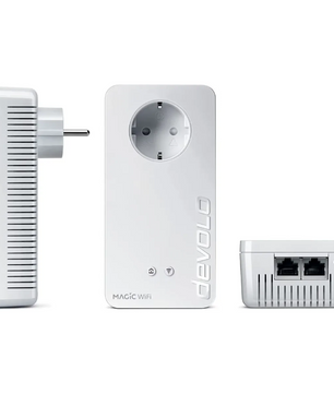 Drei Ansichten des weißen devolo Magic 2 WiFi next Powerline-Adapters von devolo, der über Ethernet-Anschlüsse, eine Steckdose und die fortschrittliche Powerline-Technologie verfügt.