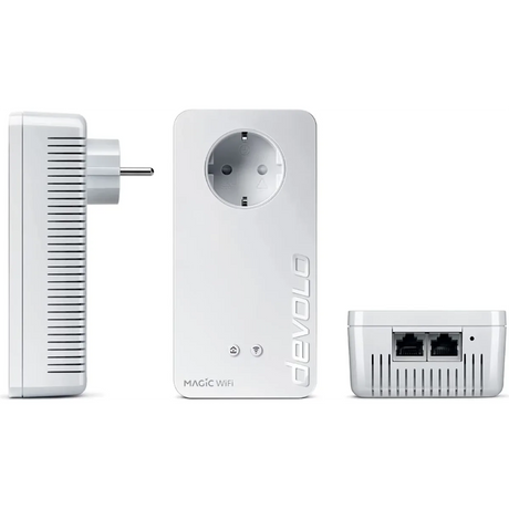 Drei Ansichten des weißen devolo Magic 2 WiFi next Powerline-Adapters von devolo, der über Ethernet-Anschlüsse, eine Steckdose und die fortschrittliche Powerline-Technologie verfügt.