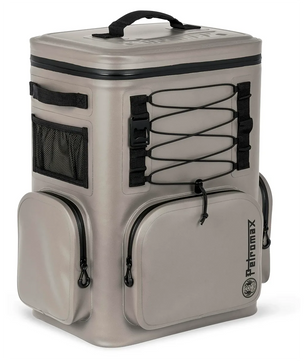 Der Petromax 27 L Kühlrucksack in Beige verfügt über Seitentaschen, eine Netztasche, Bungee-Seile an der Vorderseite und einen Tragegriff oben – ideal, um Ihre Sachen bei jedem Outdoor-Abenteuer kühl zu halten.
