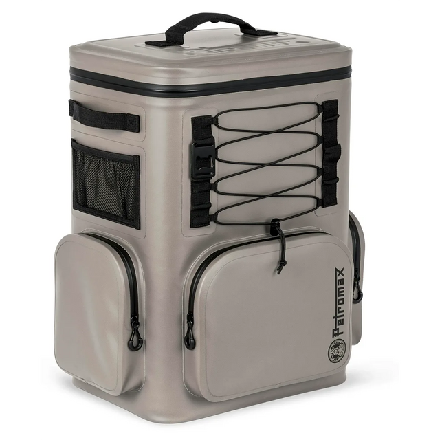 Der Petromax 27 L Kühlrucksack in Beige verfügt über Seitentaschen, eine Netztasche, Bungee-Seile an der Vorderseite und einen Tragegriff oben – ideal, um Ihre Sachen bei jedem Outdoor-Abenteuer kühl zu halten.