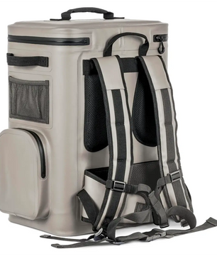 Der Petromax 27 L Kühlrucksack – Beige verfügt über schwarze Träger, eine Netztasche und ein Frontfach mit Reißverschluss – hier in einer schrägen Perspektive abgebildet. Ideal, um Ihre Sachen bei jedem Outdoor-Abenteuer kühl zu halten.