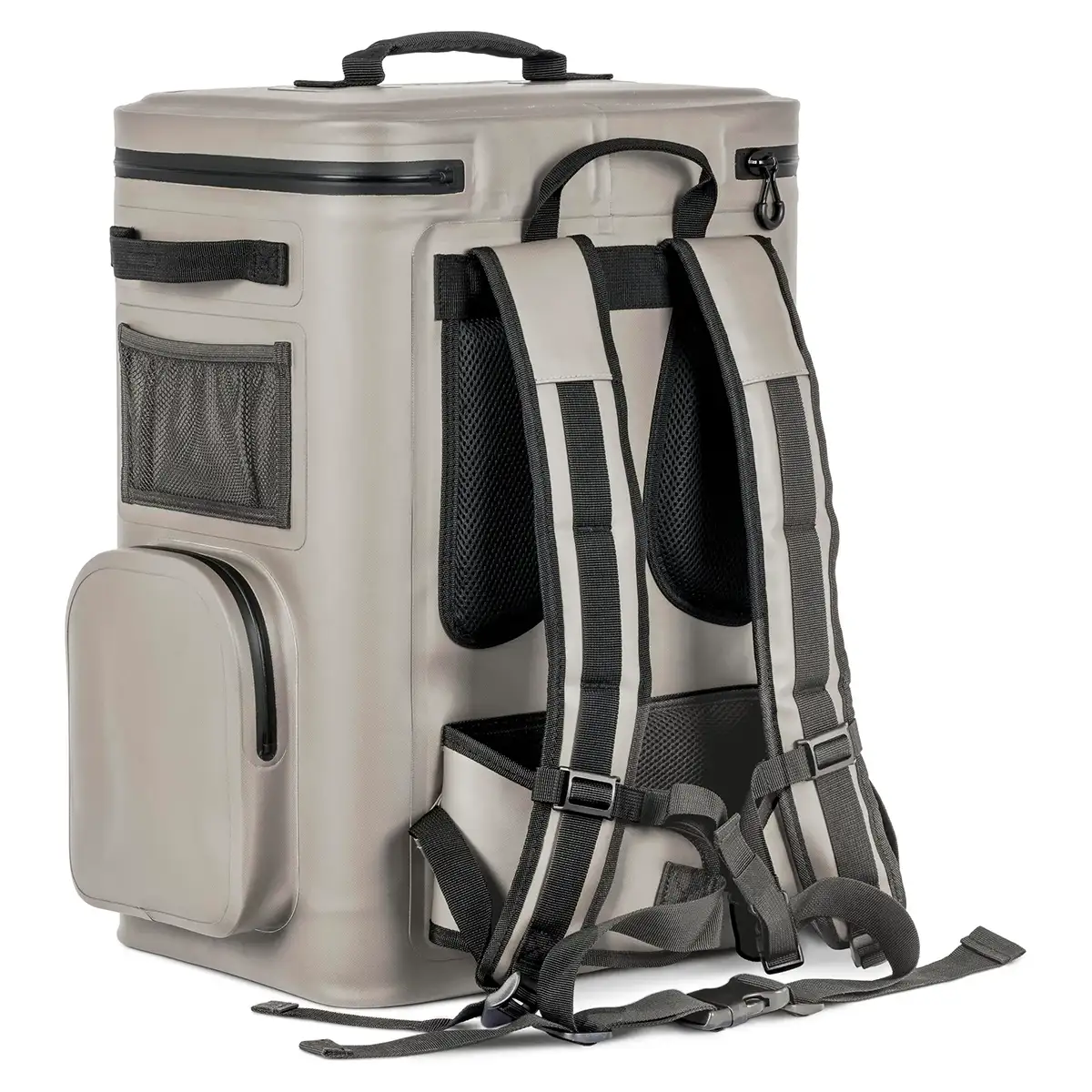 Der Petromax 27 L Kühlrucksack – Beige verfügt über schwarze Träger, eine Netztasche und ein Frontfach mit Reißverschluss – hier in einer schrägen Perspektive abgebildet. Ideal, um Ihre Sachen bei jedem Outdoor-Abenteuer kühl zu halten.