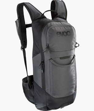 Der Evoc FR Lite Race 10L S Fahrradrucksack in grau verfügt über Reißverschlussfächer, einen LiteShield Plus Rückenprotektor und gepolsterte Schultergurte, die auf weißem Grund angebracht sind.