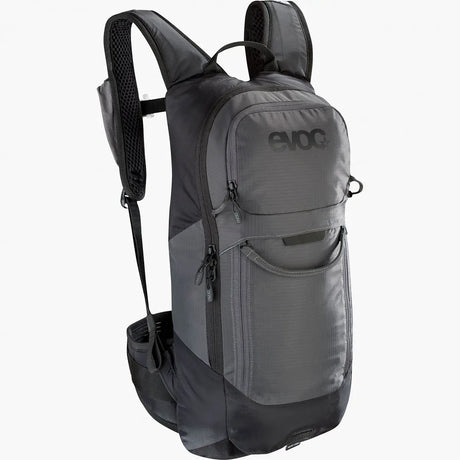 Der Evoc FR Lite Race 10L S Fahrradrucksack in grau verfügt über Reißverschlussfächer, einen LiteShield Plus Rückenprotektor und gepolsterte Schultergurte, die auf weißem Grund angebracht sind.