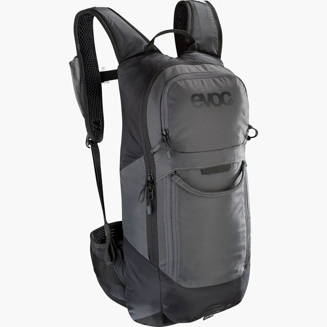 Der Evoc FR Lite Race 10L S Fahrradrucksack in grau verfügt über Reißverschlussfächer, einen LiteShield Plus Rückenprotektor und gepolsterte Schultergurte, die auf weißem Grund angebracht sind.