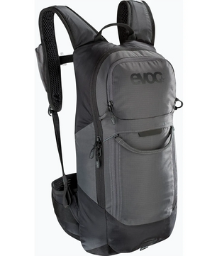 Der Evoc FR Lite Race 10L M/L Fahrradrucksack in Grau verfügt über gepolsterte Gurte und mehrere schräg angeordnete Reißverschlussfächer.