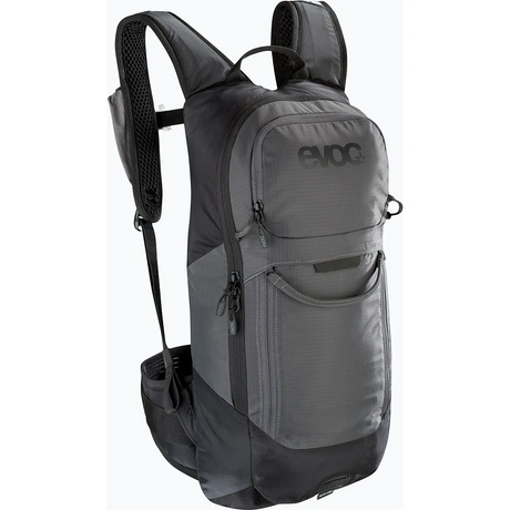 Der Evoc FR Lite Race 10L M/L Fahrradrucksack in Grau verfügt über gepolsterte Gurte und mehrere schräg angeordnete Reißverschlussfächer.