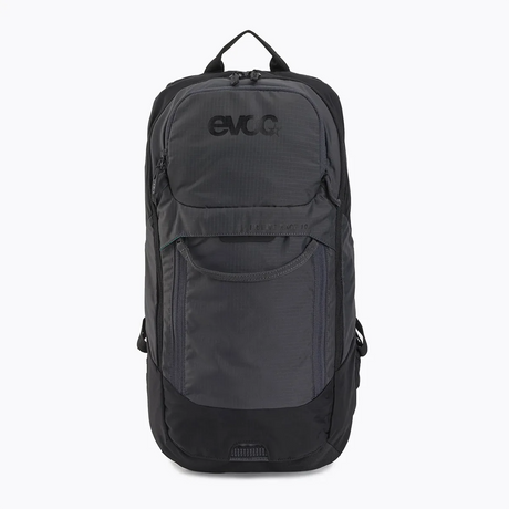 Der Evoc FR Lite Race 10L M/L Fahrradrucksack in Grau mit dem Evoc-Logo auf der oberen Fronttasche ist ideal für Enduro-Rennen und wird auf weißem Hintergrund präsentiert.