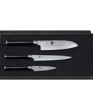 Das KAI Shun Santoku 3 tlg. Messer-Set - schwarz von KAI besteht aus drei Messern mit schwarzen Griffen in einer schwarzen Präsentationsbox, gefertigt aus VG-MAX Stahl für dauerhafte Schärfe und Haltbarkeit.