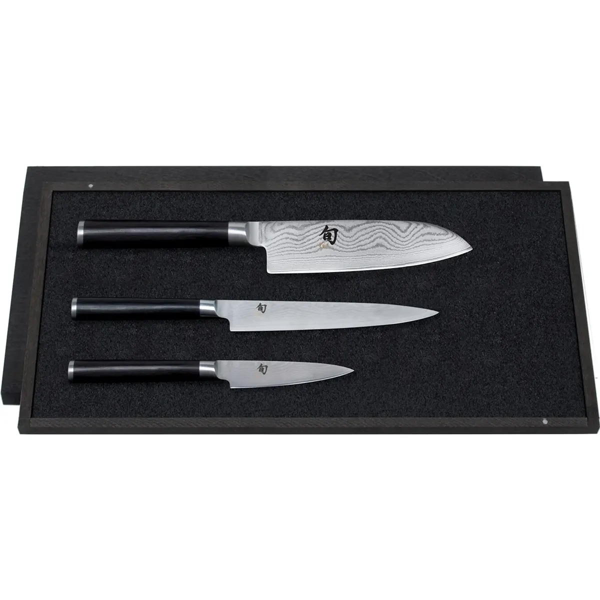 Das KAI Shun Santoku 3 tlg. Messer-Set - schwarz von KAI besteht aus drei Messern mit schwarzen Griffen in einer schwarzen Präsentationsbox, gefertigt aus VG-MAX Stahl für dauerhafte Schärfe und Haltbarkeit.