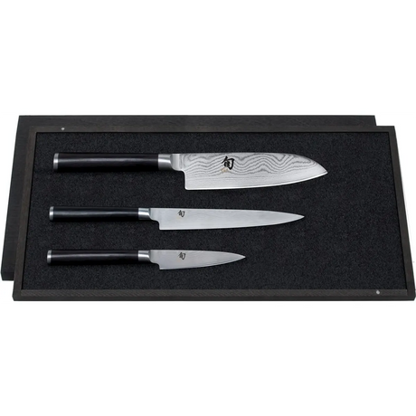 Das KAI Shun Santoku 3 tlg. Messer-Set - schwarz von KAI besteht aus drei Messern mit schwarzen Griffen in einer schwarzen Präsentationsbox, gefertigt aus VG-MAX Stahl für dauerhafte Schärfe und Haltbarkeit.