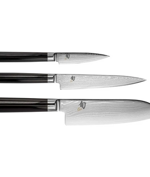 Drei KAI Shun Santokumesser von KAI mit schwarzen Griffen und gemusterten Klingen, aus dem 3-teiligen Messer-Set in schwarz, sind waagerecht auf weißem Grund angeordnet.