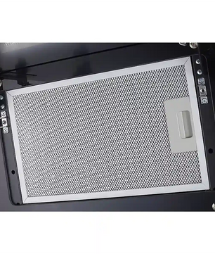 Rechteckiger Metallgitterfilter mit weißem Rahmen, montiert auf einem schwarzen Gerät, passend für die Respekta CH 21060 S Dunstabzugshaube von Respekta.