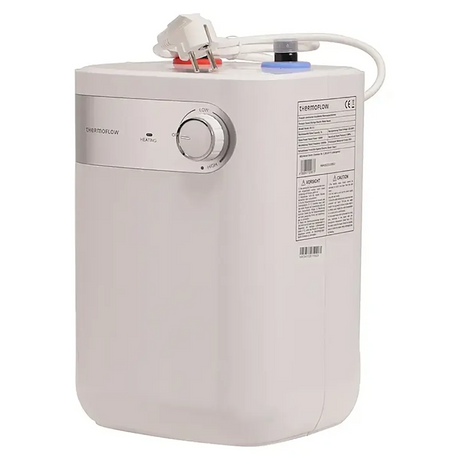 Der Thermoflow DS 5U Untertischspeicher in Weiß, ausgestattet mit einem Drehregler, einem Netzkabel und einer beschrifteten Seitenwand, wurde von Thermoflow für eine einfache und bequeme Installation unter der Spüle entwickelt.