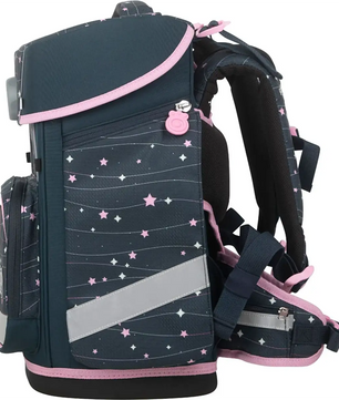 Das School-Mood Champion MAXX Schulranzen-Set 7-teilig "Ella" zeigt sich in dunkelblauem Design mit rosa Zierleisten, Stern- und Streifenmuster und ergonomisch gepolsterten Trägern - ideal für Grundschüler; hier in der Seitenansicht.