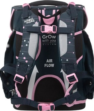 Das School-Mood Champion MAXX Schulranzen-Set 7-teilig "Ella" ist ein dunkelblauer und rosafarbener Schulranzen mit Sternenmuster, der mit AIR FLOW und Grow with you SYSTEM gekennzeichnet ist - eine perfekte ergonomische Wahl für Grundschüler.