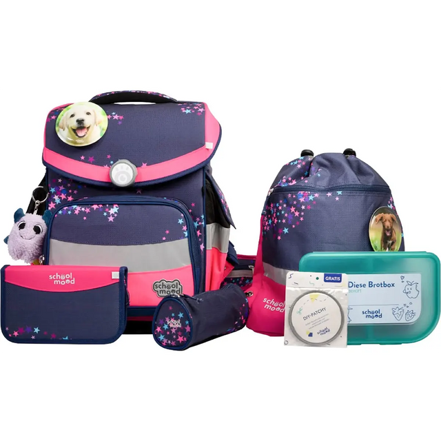 Das School-Mood Timeless Pro Schulranzen-Set 7-teilig "Leni" zeichnet sich durch ein marineblaues und rosafarbenes Sternenmuster, niedliche Akzente im Hundegesicht, passende Taschen, eine Lunchbox und einen ergonomischen Schulrucksack von School-Mood aus.