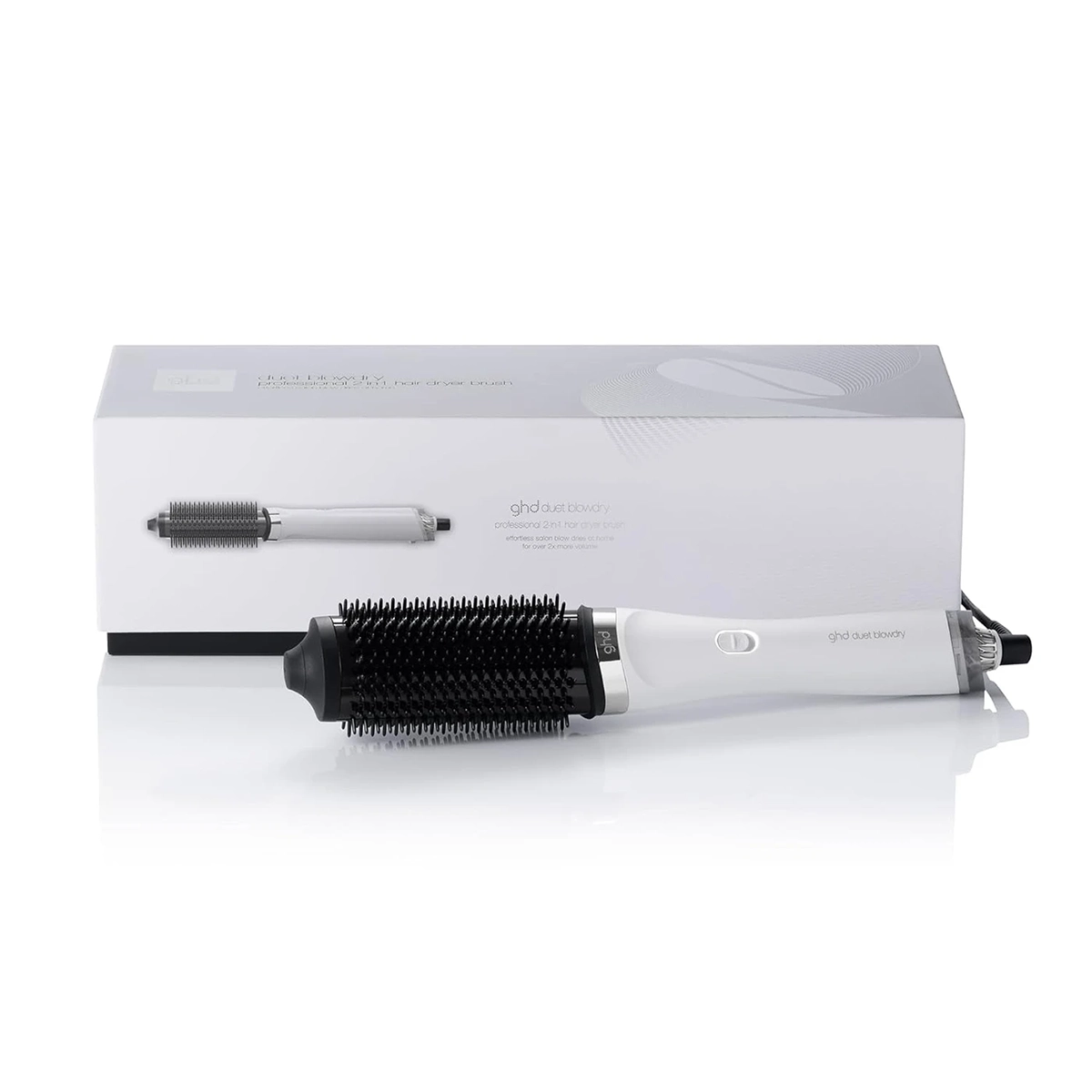 Der ghd duet blowdry Haartrockenbürste in Weiß von ghd ist vor seiner passenden Box auf weißem Hintergrund abgebildet.