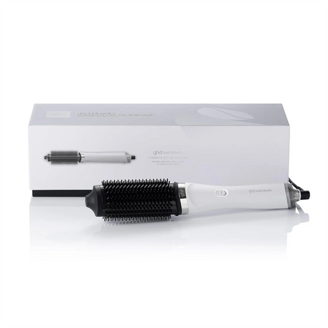 Der ghd duet blowdry Haartrockenbürste in Weiß von ghd ist vor seiner passenden Box auf weißem Hintergrund abgebildet.