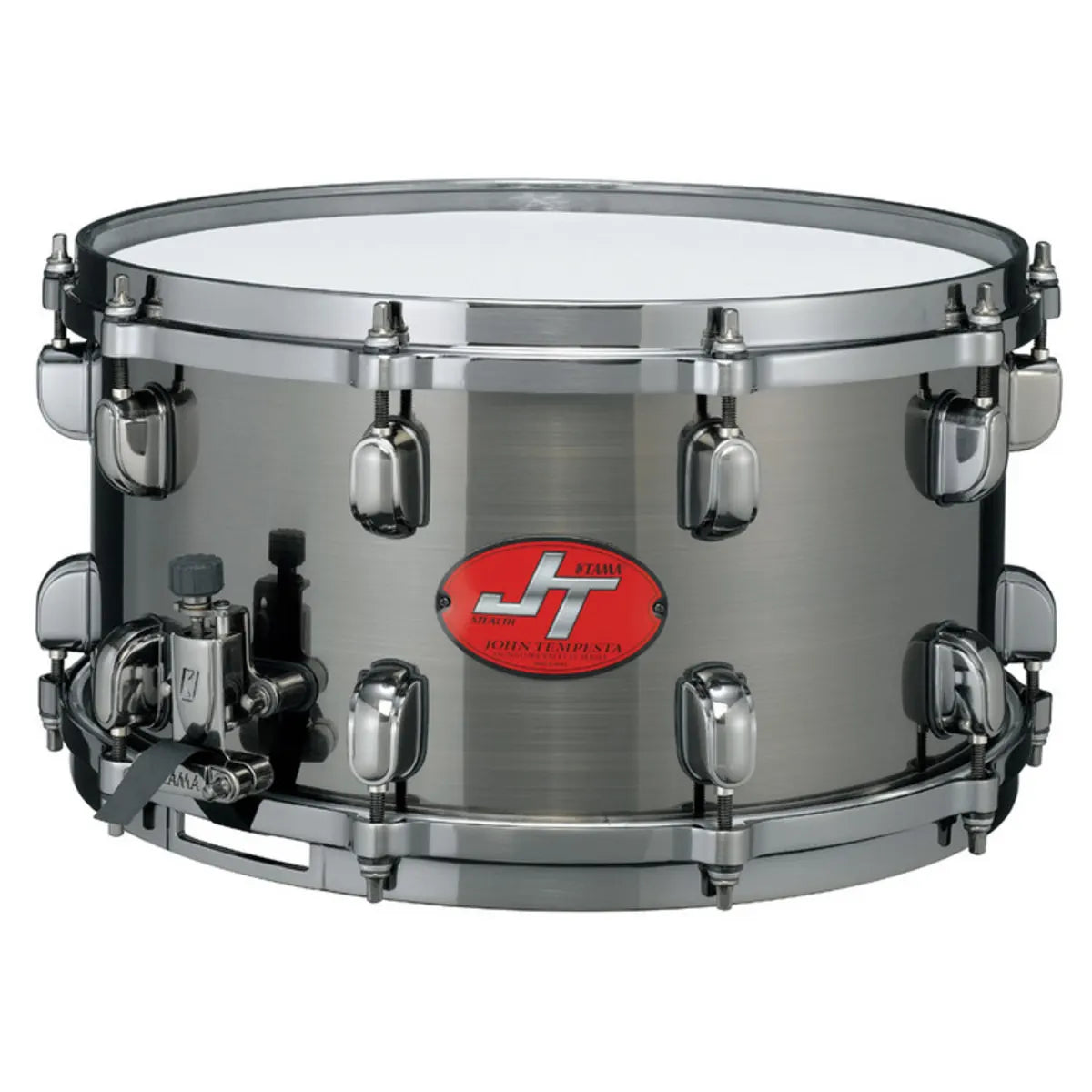 Die Tama John Tempesta JT147 Snare Drum - silber von Tama liefert kraftvolle, schneidende Töne und eine vielseitige Projektion, was sie ideal für Rock- und Metal-Drummer macht, die eine herausragende Snaredrum suchen.