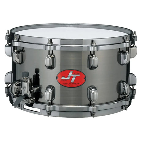Die Tama John Tempesta JT147 Snare Drum - silber von Tama liefert kraftvolle, schneidende Töne und eine vielseitige Projektion, was sie ideal für Rock- und Metal-Drummer macht, die eine herausragende Snaredrum suchen.